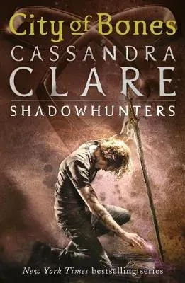 The Mortal Instruments 1: City of Bones : From the international bestselling author who defined romantasy: the original Shadowhunter series about demon hunting, betrayal, secrets and forbidden love